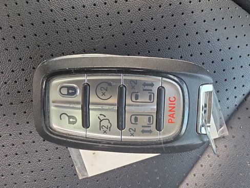 Used 2024 Chrysler Pacifica Touring-L image 31