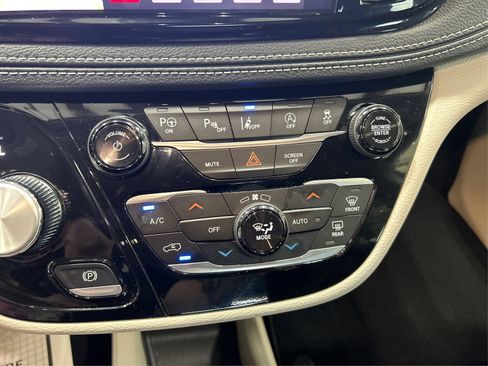 Used 2024 Chrysler Pacifica Touring-L AWD/4WD image 28