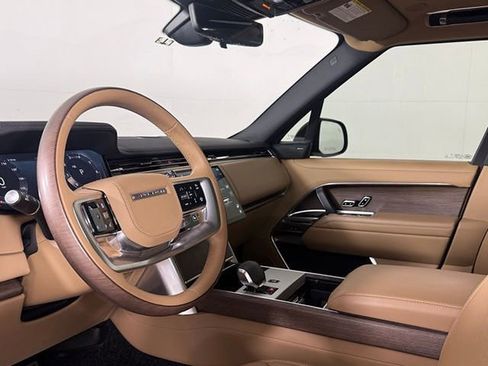 Used 2025 Land Rover Range Rover SE image 4