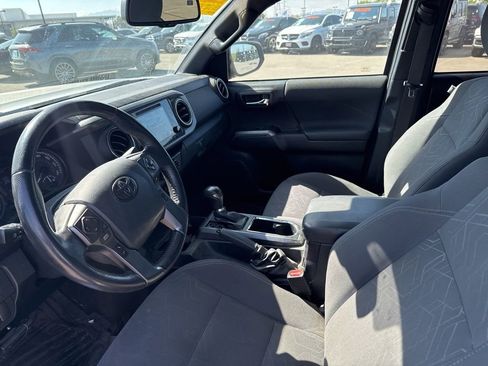 Used 2018 Toyota Tacoma TRD Off-Road AWD/4WD image 9