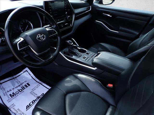 Used 2022 Toyota Highlander XLE AWD/4WD image 14