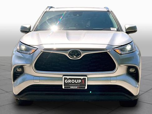 Used 2021 Toyota Highlander XLE AWD/4WD image 4