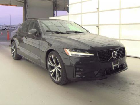 Used 2025 Volvo S60 B5 Core image 4