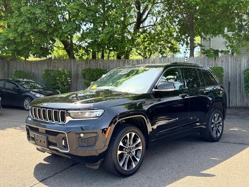 Used 2023 Jeep Grand Cherokee Overland AWD/4WD image 2