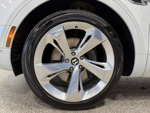 Used 2018 Bentley Bentayga Mulliner AWD/4WD image 15