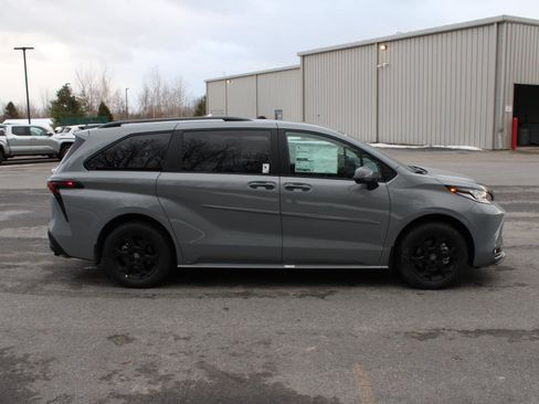 New 2026 Toyota Sienna XLE Woodland Edition AWD/4WD image 4