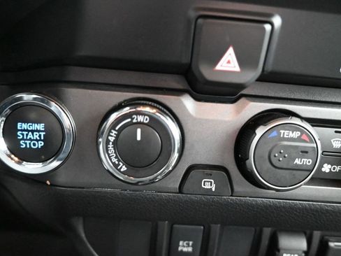 Used 2022 Toyota Tacoma TRD Off-Road image 18