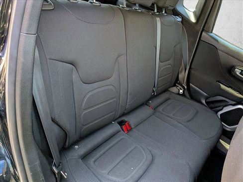Used 2018 Jeep Renegade Latitude FWD image 18