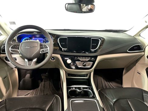 Used 2023 Chrysler Pacifica Limited w/ Uconnect Theater Family Group image 12