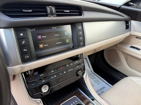 Used 2018 Jaguar XF Prestige image 21