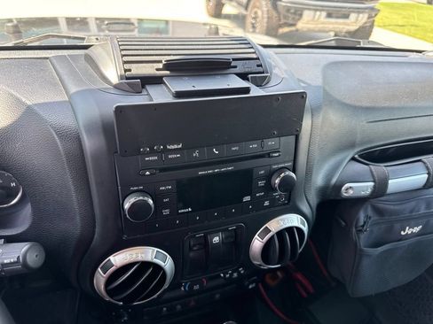 Used 2017 Jeep Wrangler Rubicon w/ Power Convenience Group AWD/4WD image 19