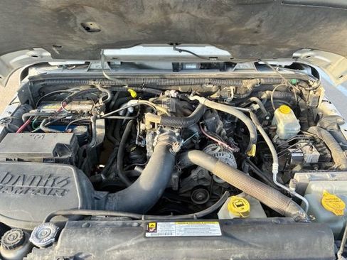 Used 2010 Jeep Wrangler Unlimited Sahara w/ Dual Top Group AWD/4WD image 6