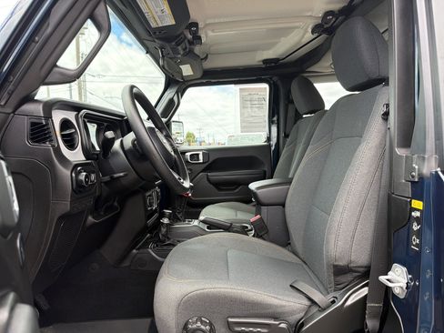 Used 2025 Jeep Wrangler Sport AWD/4WD image 9