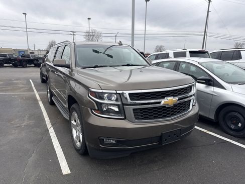 Used 2016 Chevrolet Suburban LT w/ Luxury Package image 5