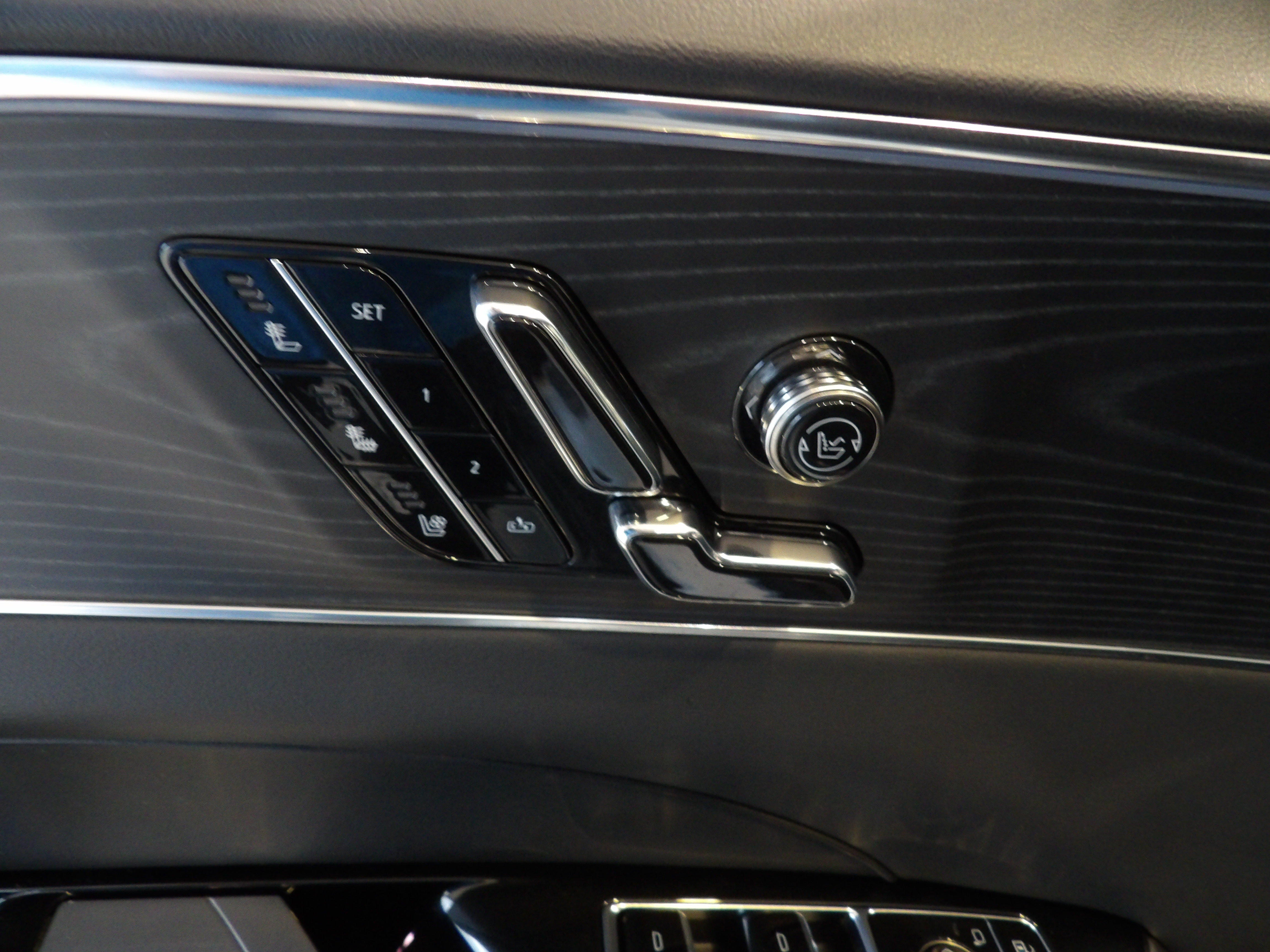Used 2024 Cadillac Lyriq Luxury AWD/4WD image 8