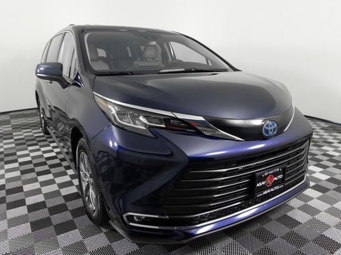 Used 2023 Toyota Sienna XLE image 10