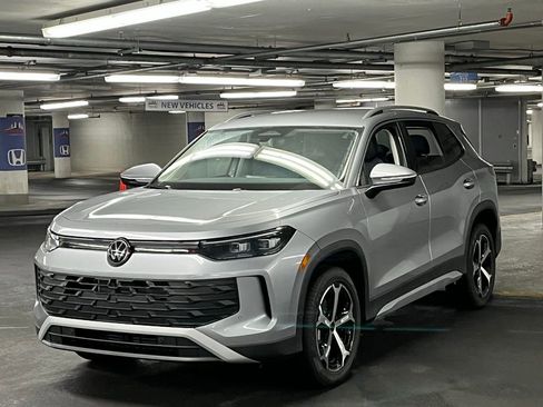 New 2025 Volkswagen Tiguan SE image 3