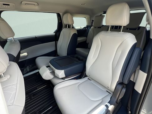 New 2026 Kia Carnival EX FWD image 13