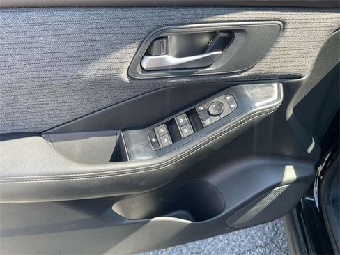 Used 2023 Nissan Rogue SV image 16