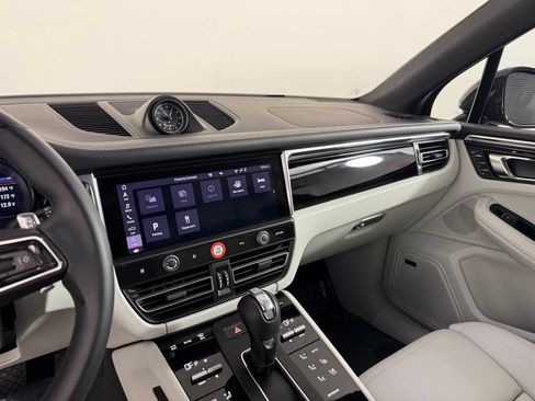 Certified 2025 Porsche Macan w/ Premium Package Plus AWD/4WD image 24