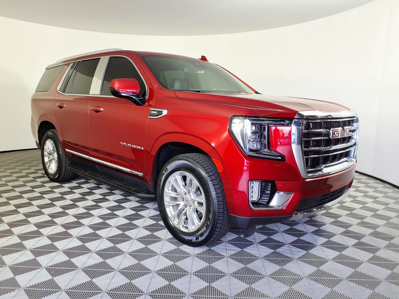 Used 2023 GMC Yukon SLT RWD image 3