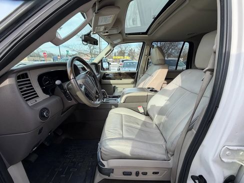 Used 2016 Lincoln Navigator Select image 17