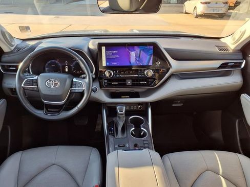 Used 2023 Toyota Highlander Limited image 9