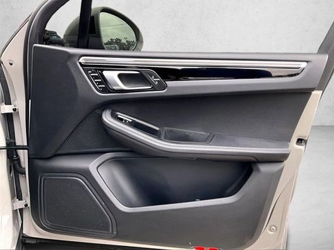 Used 2023 Porsche Macan image 19