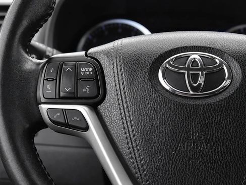 Used 2018 Toyota Highlander XLE AWD/4WD image 14
