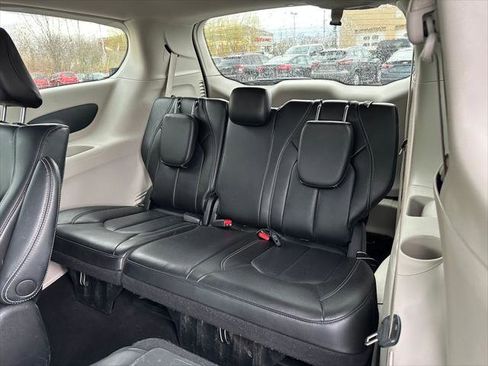 Certified 2023 Chrysler Pacifica Touring-L FWD image 19