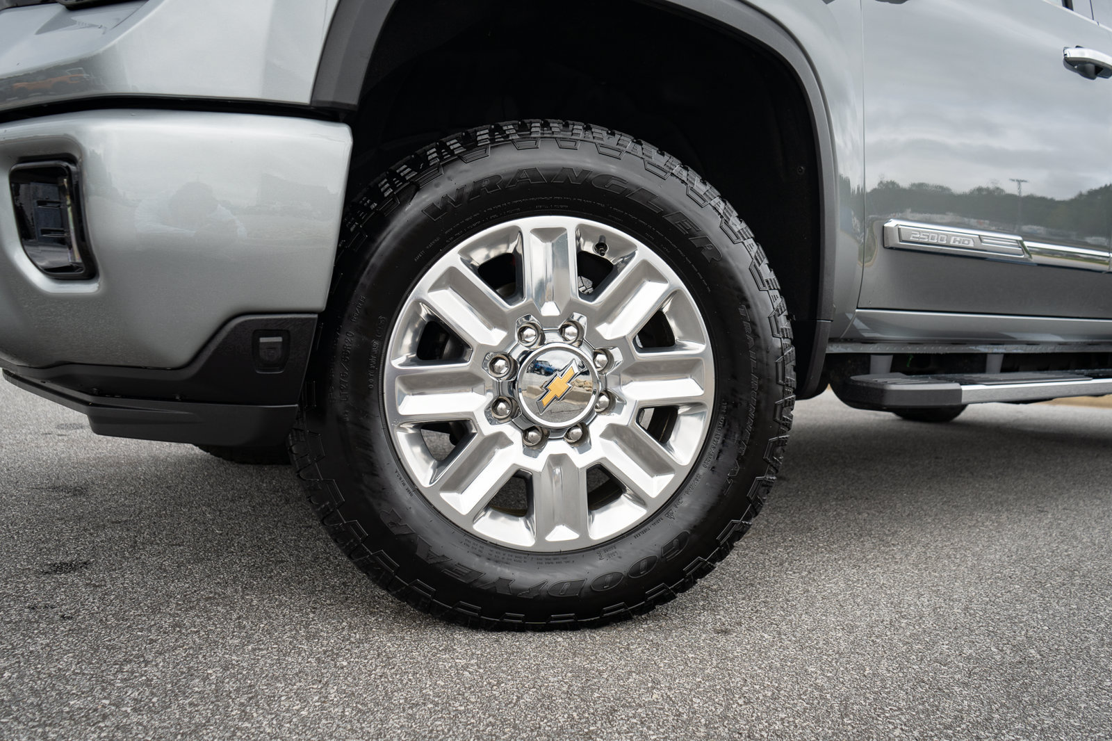 Used 2025 Chevrolet Silverado 2500 High Country w/ Technology Package AWD/4WD image 7