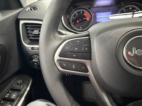 Used 2022 Jeep Cherokee Latitude Lux w/ Mopar Interior Package AWD/4WD image 12