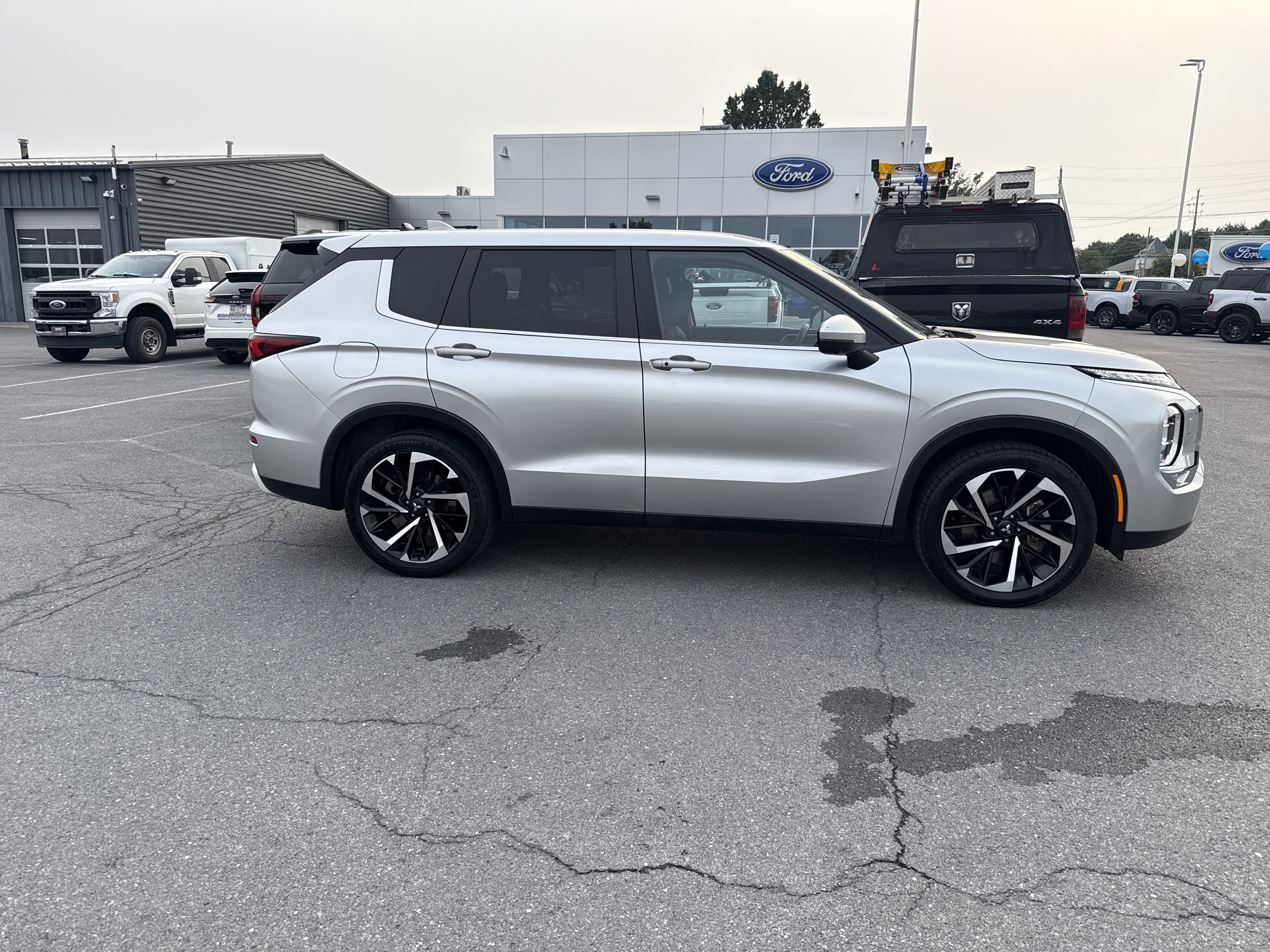 Used 2024 Mitsubishi Outlander SE AWD/4WD image 2
