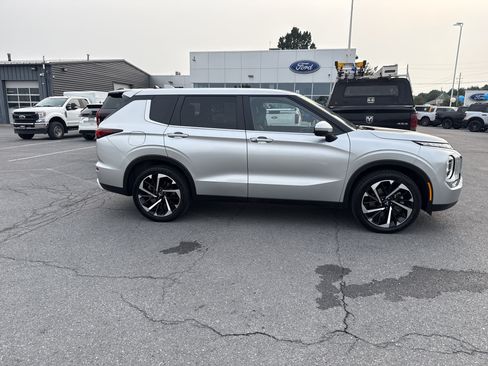 Used 2024 Mitsubishi Outlander SE AWD/4WD image 2