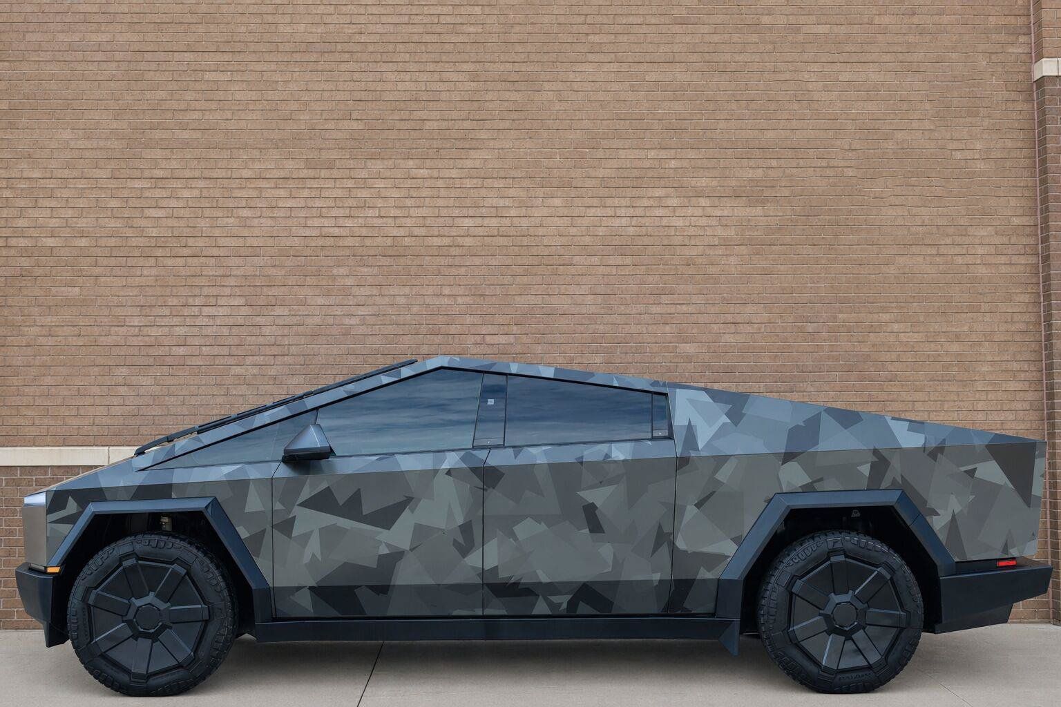 Used 2024 Tesla Cybertruck AWD Crew Cab image 2