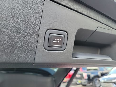 Used 2023 Cadillac XT4 Premium Luxury FWD image 9