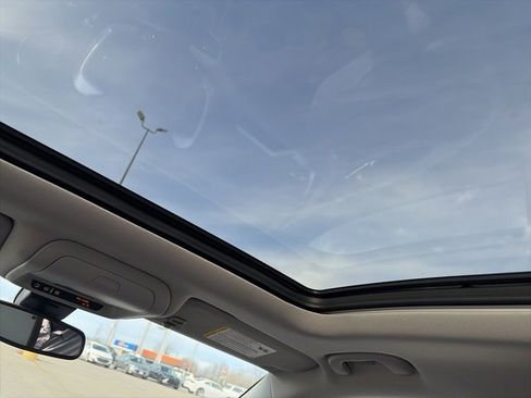 Used 2022 GMC Terrain SLT w/ Tech Package image 16