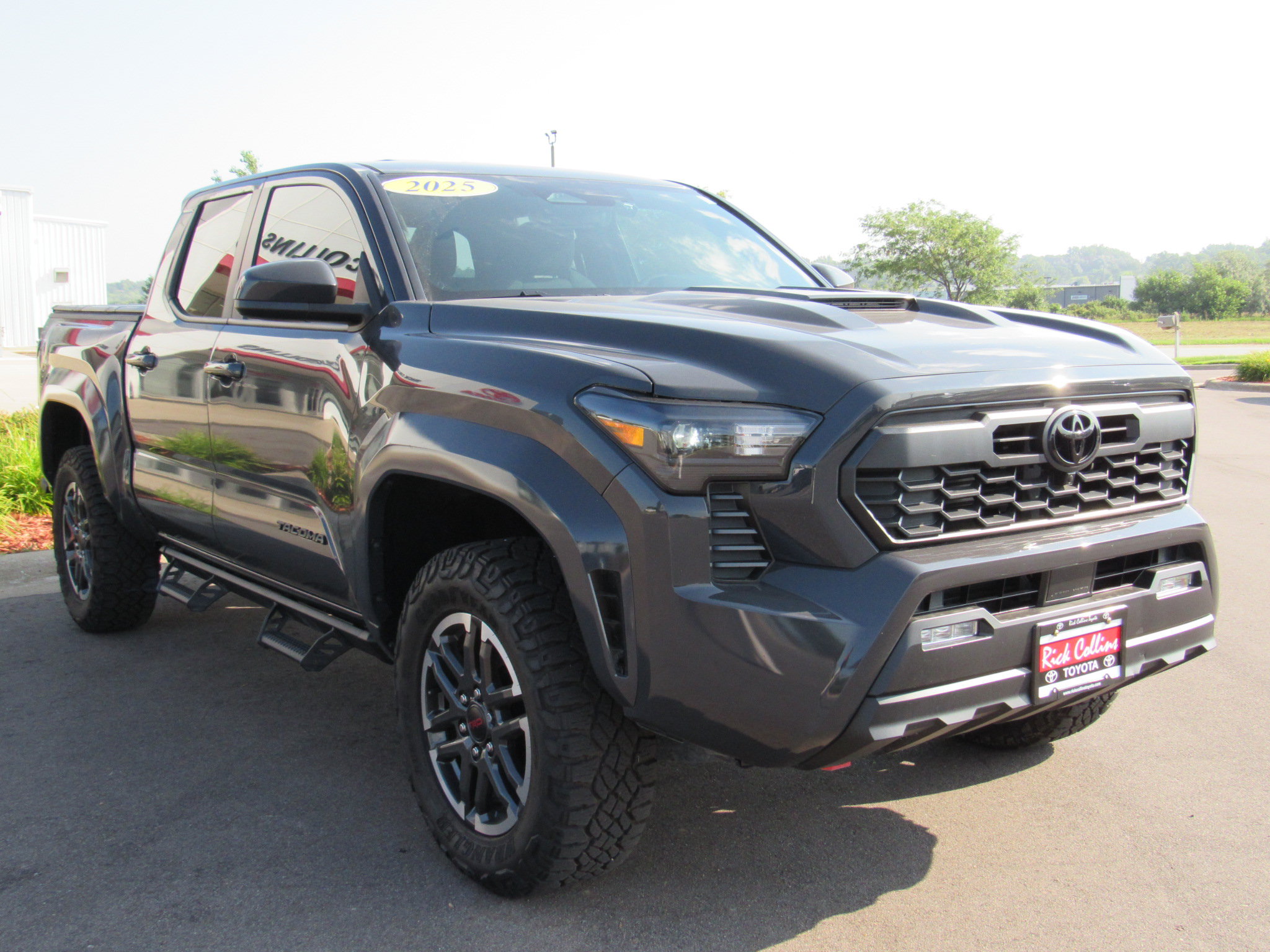 Used 2025 Toyota Tacoma TRD Sport w/ Blackout Package (GST) AWD/4WD image 4