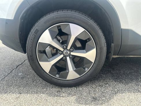 Used 2025 Volvo XC40 B5 Plus AWD/4WD image 6
