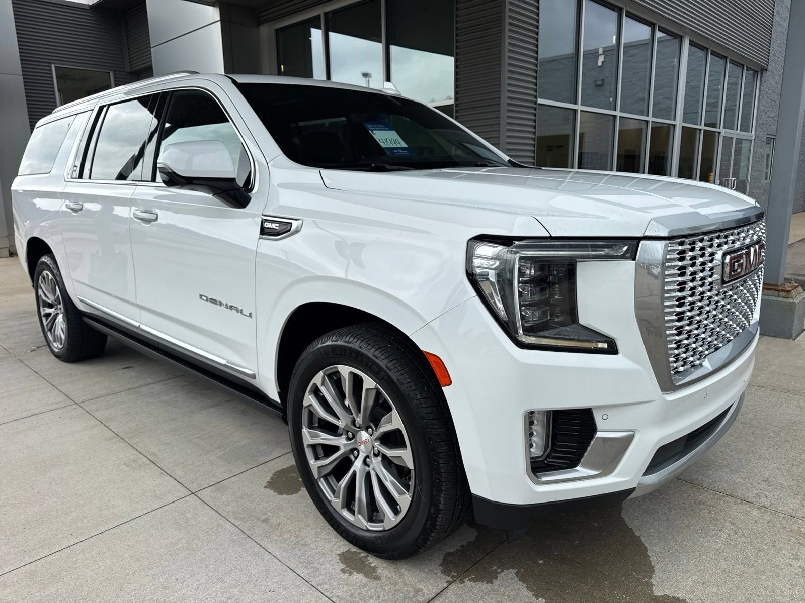 Used 2021 GMC Yukon XL Denali w/ Denali Premium Package AWD/4WD image 10