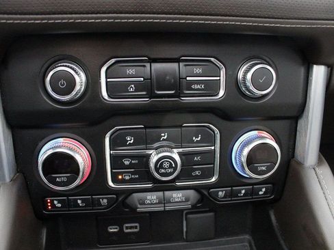 Used 2022 GMC Yukon SLT w/ SLT Premium Package AWD/4WD image 41