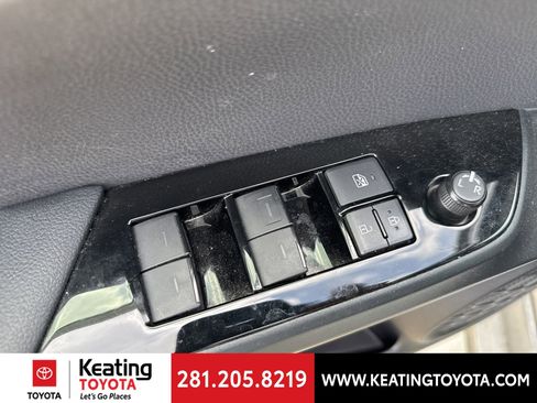 Used 2020 Toyota Prius LE FWD image 12