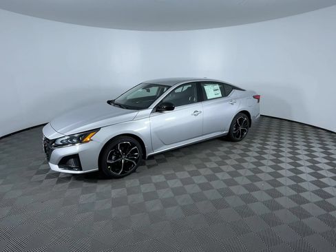 Certified 2025 Nissan Altima 2.5 SR AWD/4WD image 4