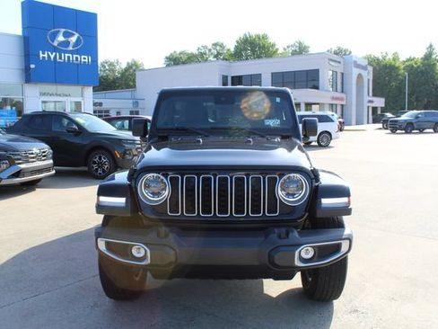 Used 2025 Jeep Wrangler Unlimited Sahara AWD/4WD image 12