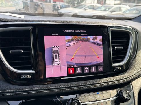 Used 2025 Chrysler Pacifica Select FWD image 22