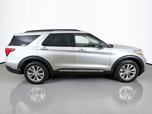 Used 2023 Ford Explorer XLT w/ Equipment Group 202A AWD/4WD image 18