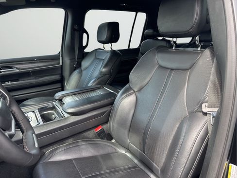 Used 2023 Jeep Wagoneer L Series II AWD/4WD image 13