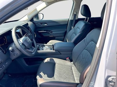 New 2026 Nissan Pathfinder Platinum FWD image 17