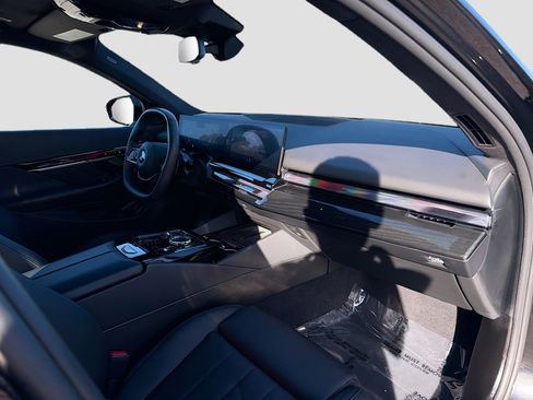 Used 2024 BMW 540i xDrive w/ Executive Package image 15