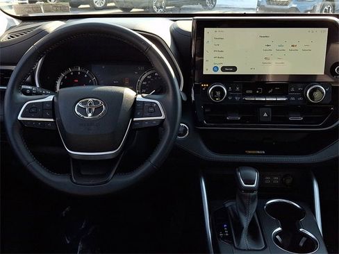 Used 2023 Toyota Highlander XLE image 12